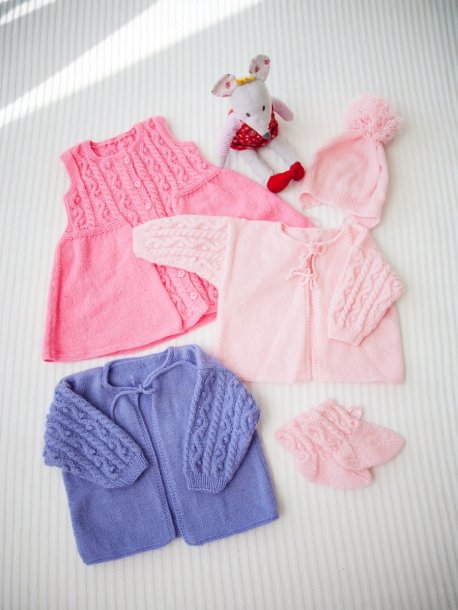 Cardigan, kjole, lue og sokker