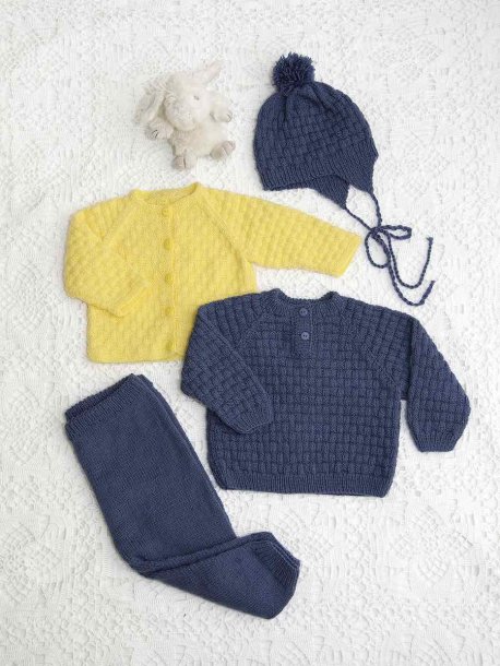 Cardigan, genser, bukse og lue