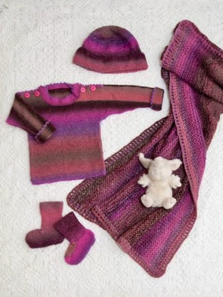Strikket genser, lue, sokker og teppe