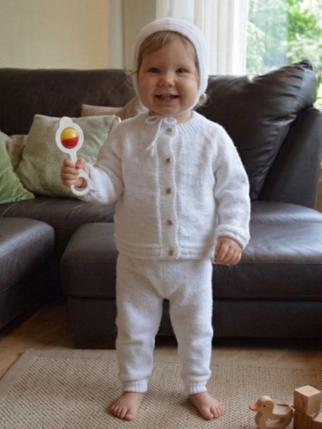 Cardigan, lue og bukser