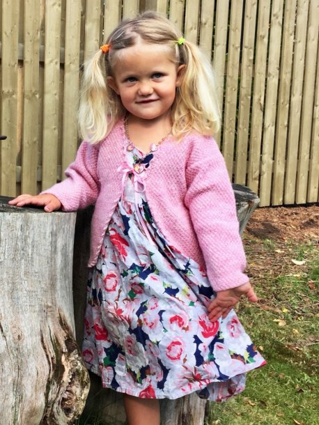 Dobbeltstrikket cardigan med heklet kant