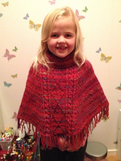Strikket barneponcho