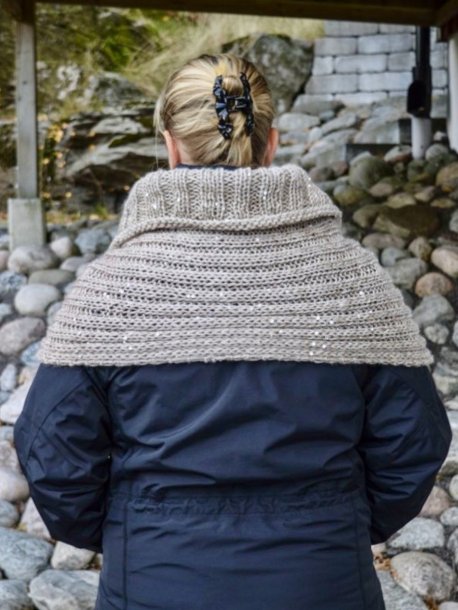 Strikket poncho og polohals