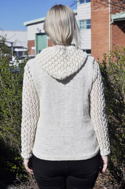 Strikket hettegenser i dobbelt garn