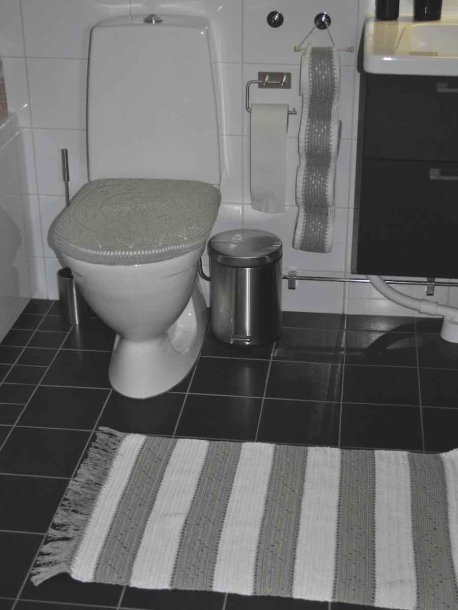 Badematte, toalettsete og toalettpapirholder