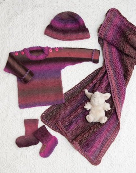 Strikket genser, lue, sokker og teppe