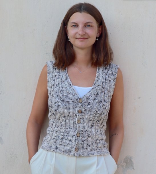 Damväst med flätor och v-hals
