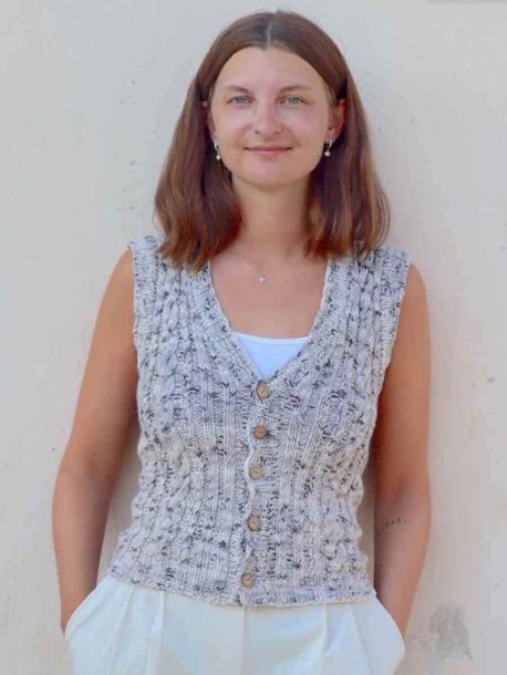 Damväst med flätor och v-hals