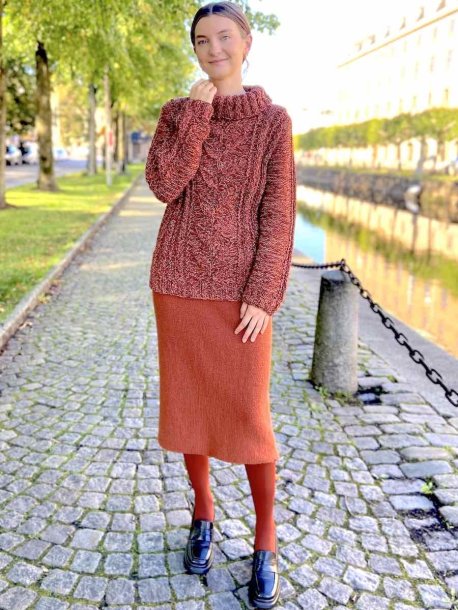 Polotröja med bladmönster och kjol