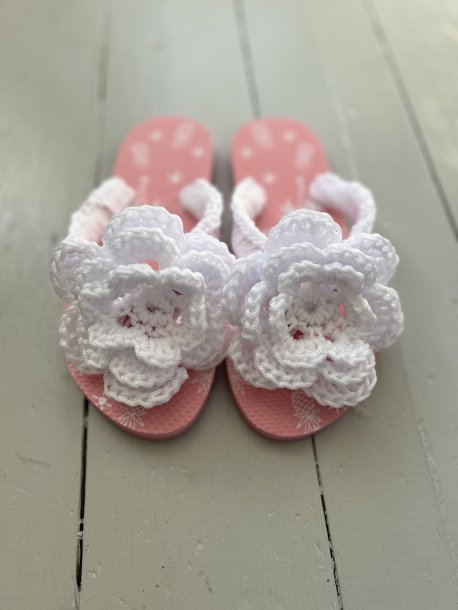 flip-flop med virkad blomma