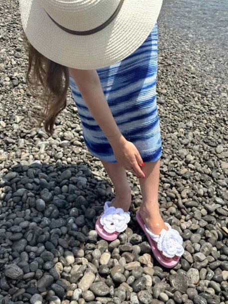 flip-flop med virkad blomma