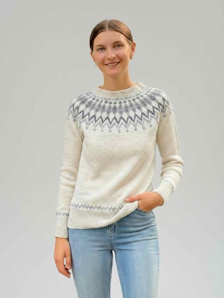 Genser og cardigan med mønstret kant