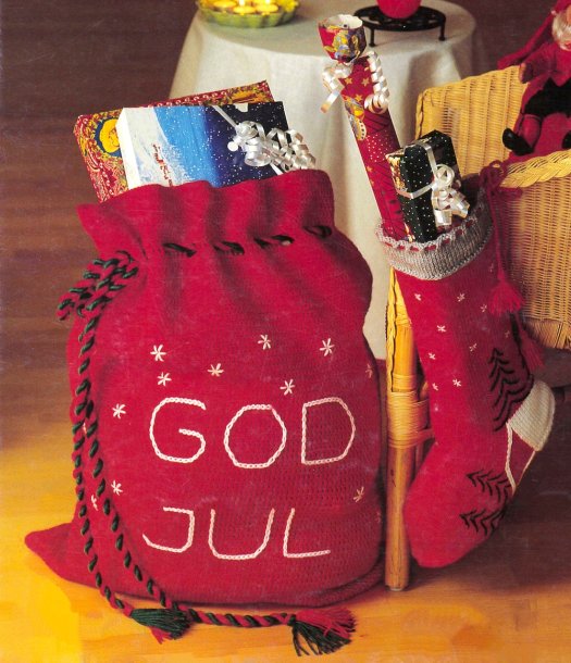 Virkad julklappssäck och stickad strumpa