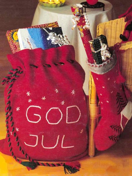 Virkad julklappssäck och stickad strumpa