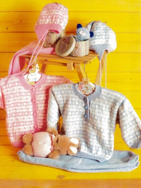 Cardigan, genser, bukse og lue