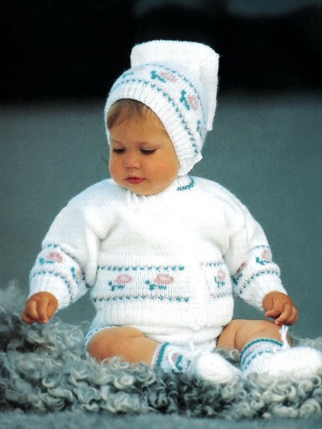 Genser eller cardigan, bukser, lue og sokker