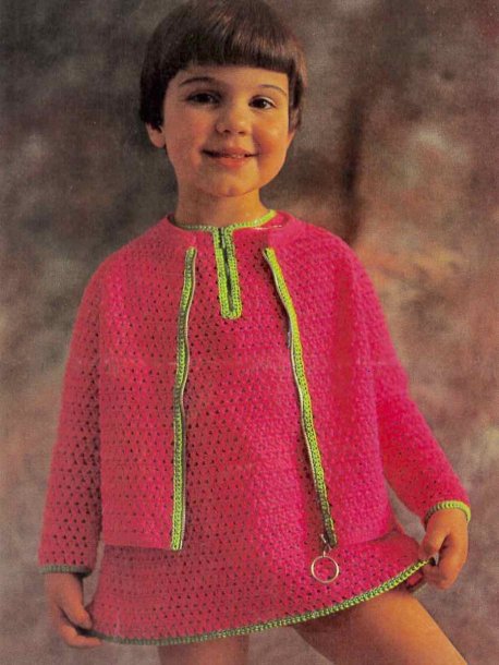 Virkad jacka och klänning samt stickade byxor