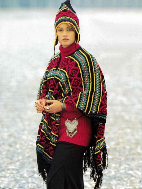 Mönsterstickad poncho och mössa. Resårstickad polojumper