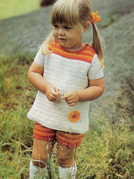 virkad klänning och shorts