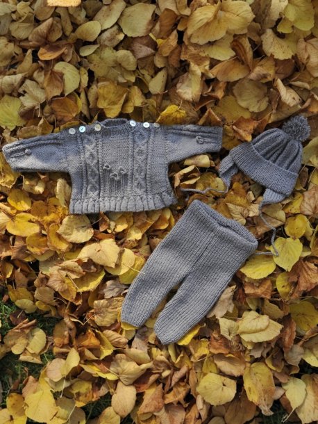 Genser, strømpebukser og lue